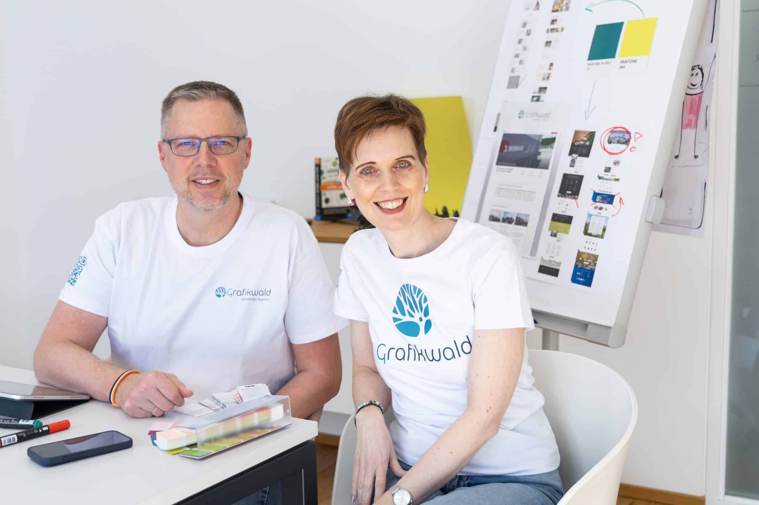 Grafikwald_Team_Final-45 (1) Grafikwald und Everfound Gründerin Nina Wanek mit Techniker Marco Glatz vor einem Whiteboard